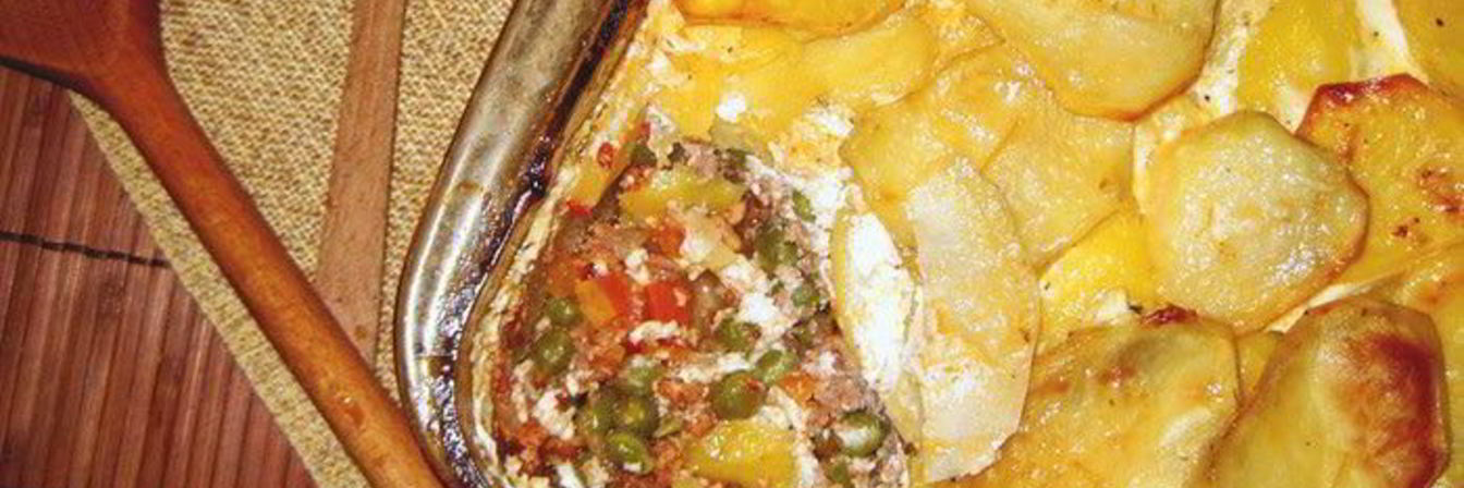 Запеканка з мясным фаршем, зеленым горошком и картофелем