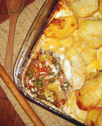 Запеканка з мясным фаршем, зеленым горошком и картофелем