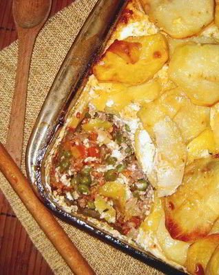 Запеканка з мясным фаршем, зеленым горошком и картофелем