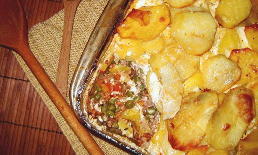 Рецепт запеканки з мясным фаршем, зеленым горошком и картофелем