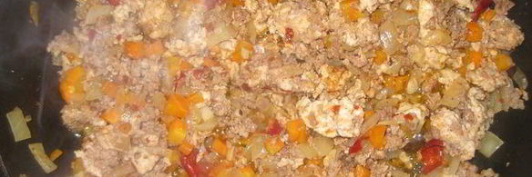 запеканка з мясным фаршем, зеленым горошком и картофелем