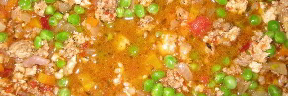 запеканка з мясным фаршем, зеленым горошком и картофелем