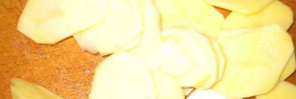 запеканка з мясным фаршем, зеленым горошком и картофелем