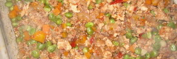 запеканка з мясным фаршем, зеленым горошком и картофелем