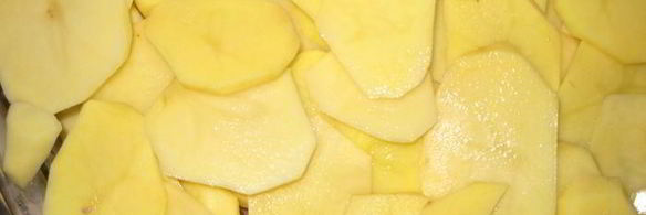 запеканка з мясным фаршем, зеленым горошком и картофелем