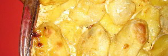 запеканка з мясным фаршем, зеленым горошком и картофелем