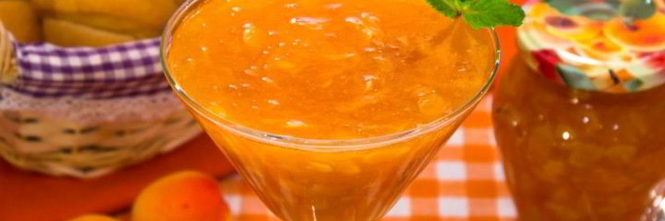 Абрикосовый джем с миндальными лепестками