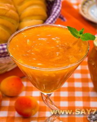 Абрикосовый джем с миндальными лепестками