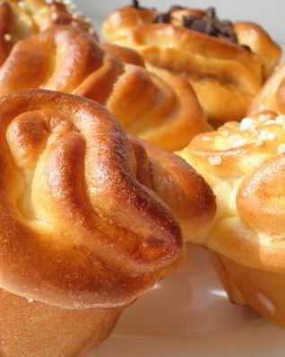 Ароматные дрожжевые булочки с джемом