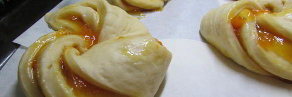 булочки с абрикосовым джемом