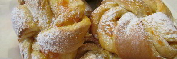 булочки с абрикосовым джемом