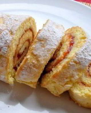 Быстрый йогуртовый рулет с джемом