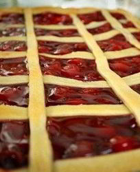 Чизкейк из слоеного теста с вишневым джемом