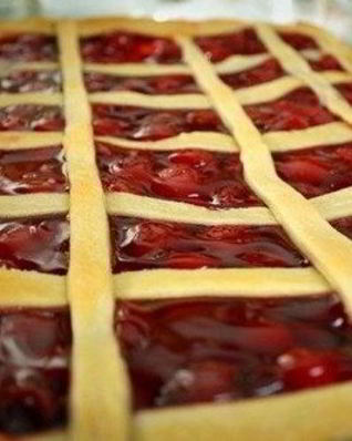 Чизкейк из слоеного теста с вишневым джемом