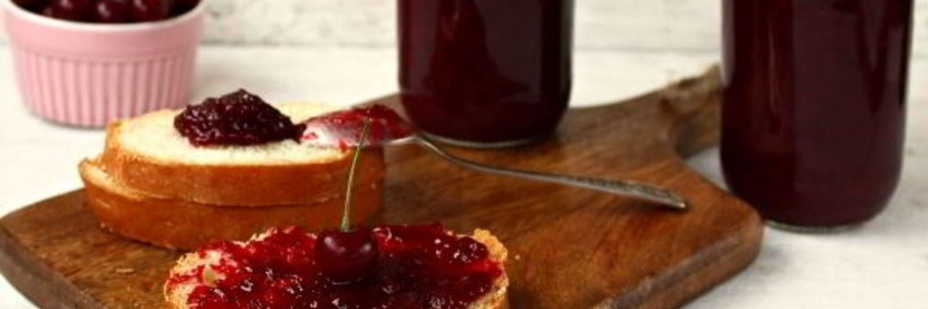 Густой джем из вишни