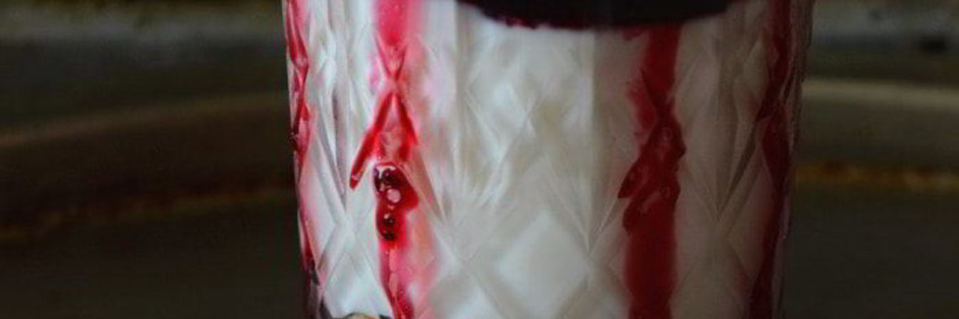 Йогуртовый десерт с быстрым домашним джемом из черной смородины