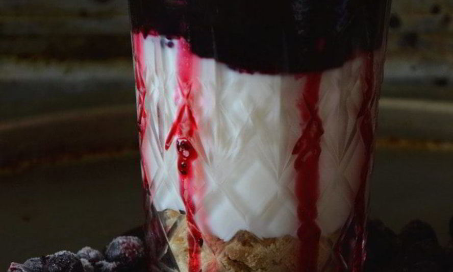 Рецепт йогуртового десерта с быстрым домашним джемом из черной смородины