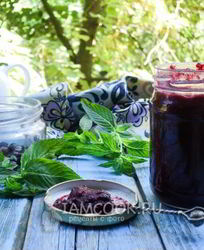 Кабачковый джем с черной смородиной