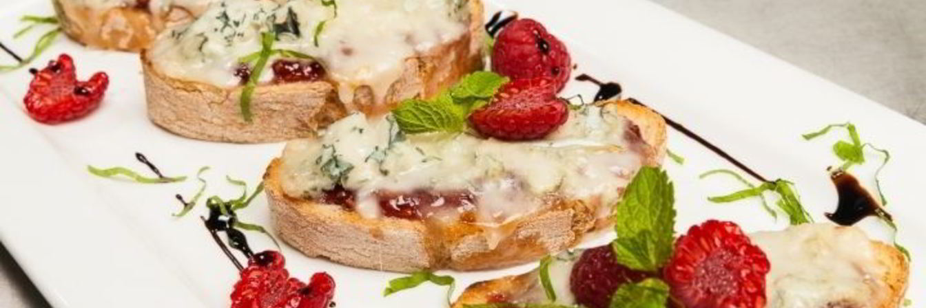 Кростини с джемом и горгонзоллой