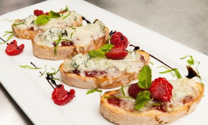 Рецепт кростини с джемом и горгонзоллой