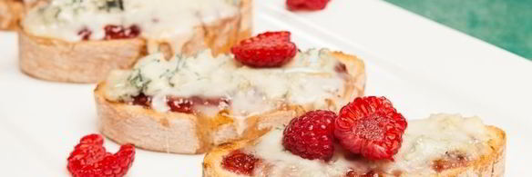 кростини с джемом и горгонзоллой