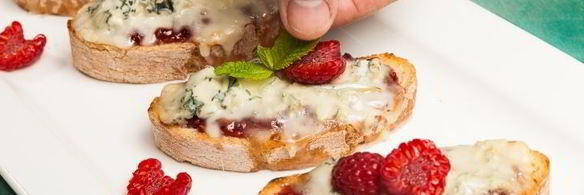 кростини с джемом и горгонзоллой