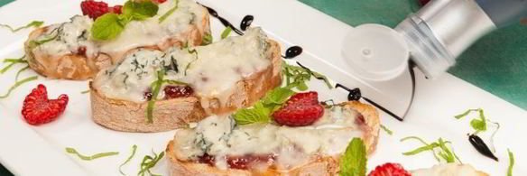 кростини с джемом и горгонзоллой