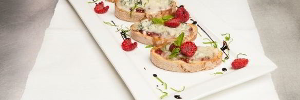 кростини с джемом и горгонзоллой