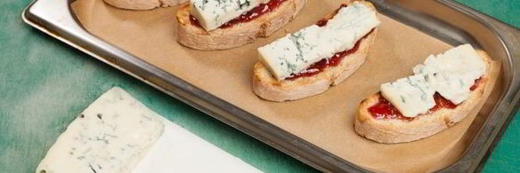 кростини с джемом и горгонзоллой