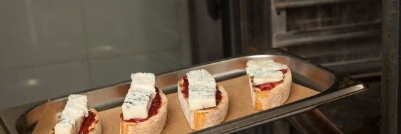 кростини с джемом и горгонзоллой