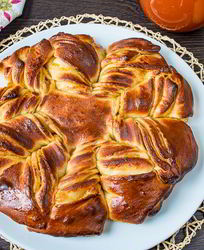 Крученая булка с абрикосовым джемом