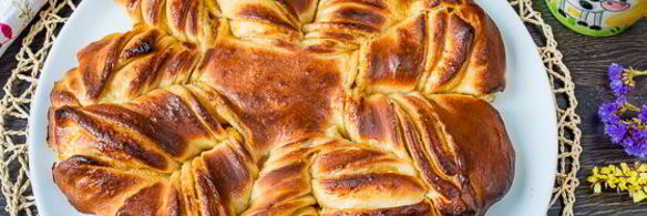 крученая булка с абрикосовым джемом