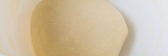 крученая булка с абрикосовым джемом