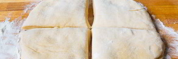 крученая булка с абрикосовым джемом