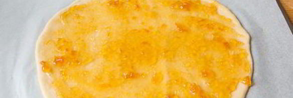 крученая булка с абрикосовым джемом