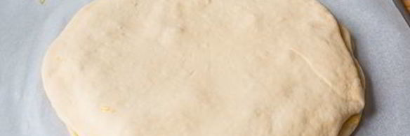 крученая булка с абрикосовым джемом