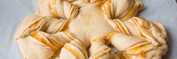 крученая булка с абрикосовым джемом