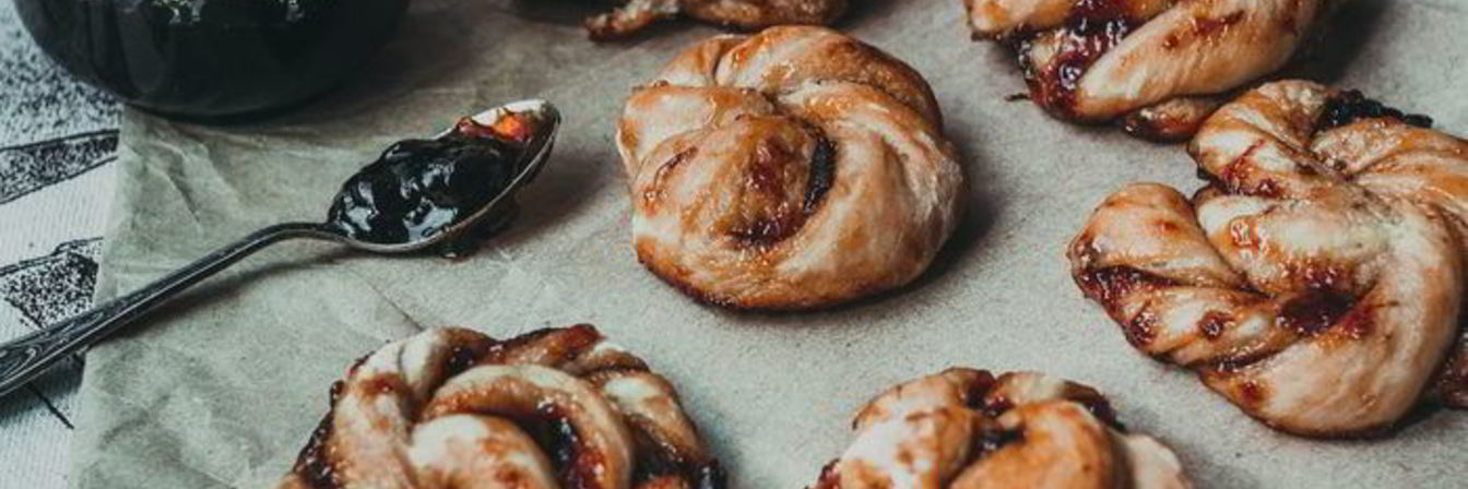 Крученые булочки с ягодным джемом