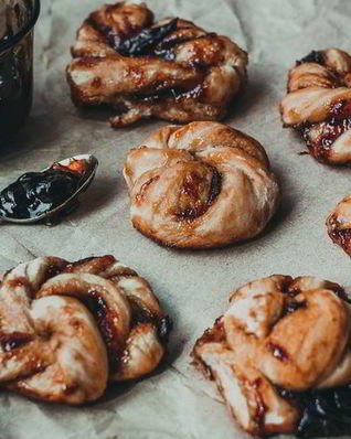 Крученые булочки с ягодным джемом