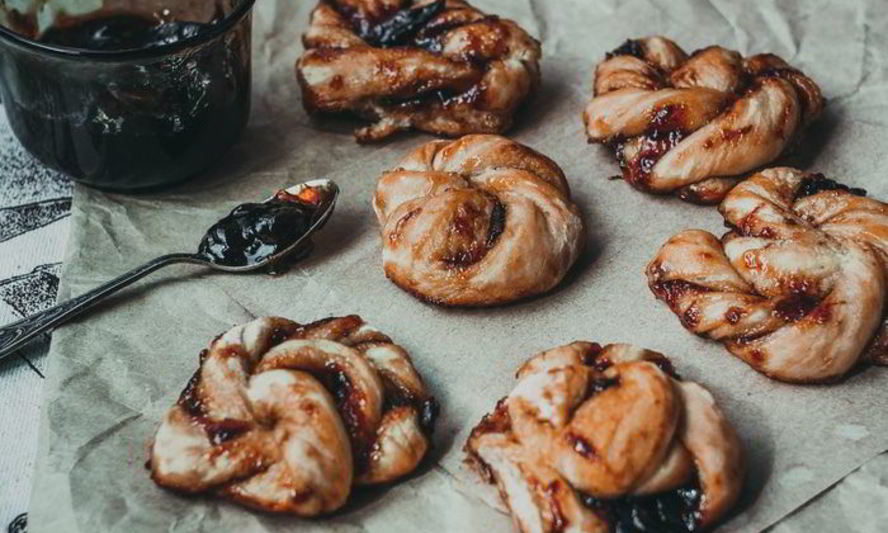 Рецепт крученых булочек с ягодным джемом