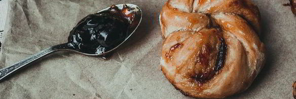 крученые булочки с ягодным джемом