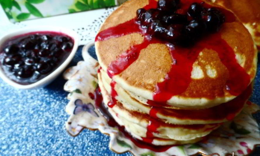 Рецепт оладушек с лимонной цедрой, коньяком и черносмородиновым джемом