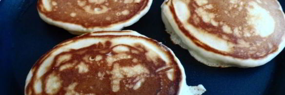 оладушки с лимонной цедрой, коньяком и черносмородиновым джемом