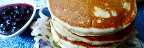 оладушки с лимонной цедрой, коньяком и черносмородиновым джемом