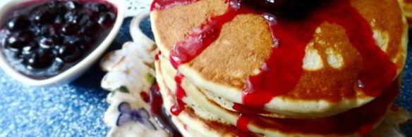 оладушки с лимонной цедрой, коньяком и черносмородиновым джемом