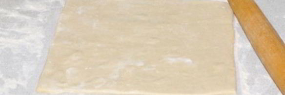 полоски с джемом из слоеного теста