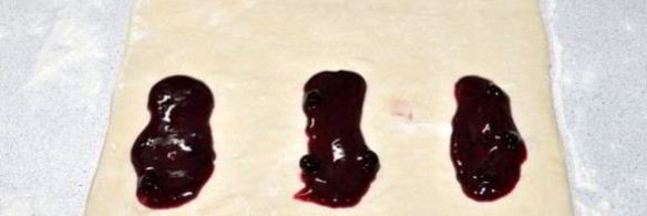 полоски с джемом из слоеного теста