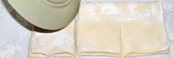 полоски с джемом из слоеного теста