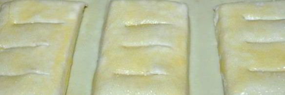 полоски с джемом из слоеного теста