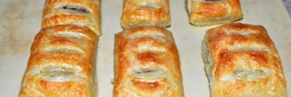 полоски с джемом из слоеного теста